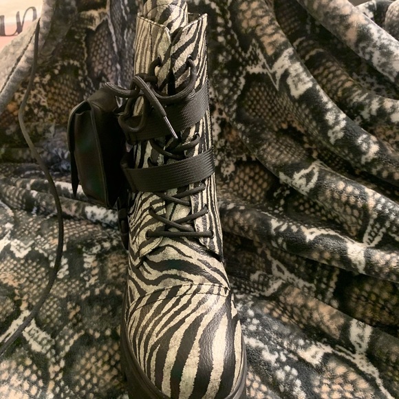 Zebra print boots - Picture 4 of 5